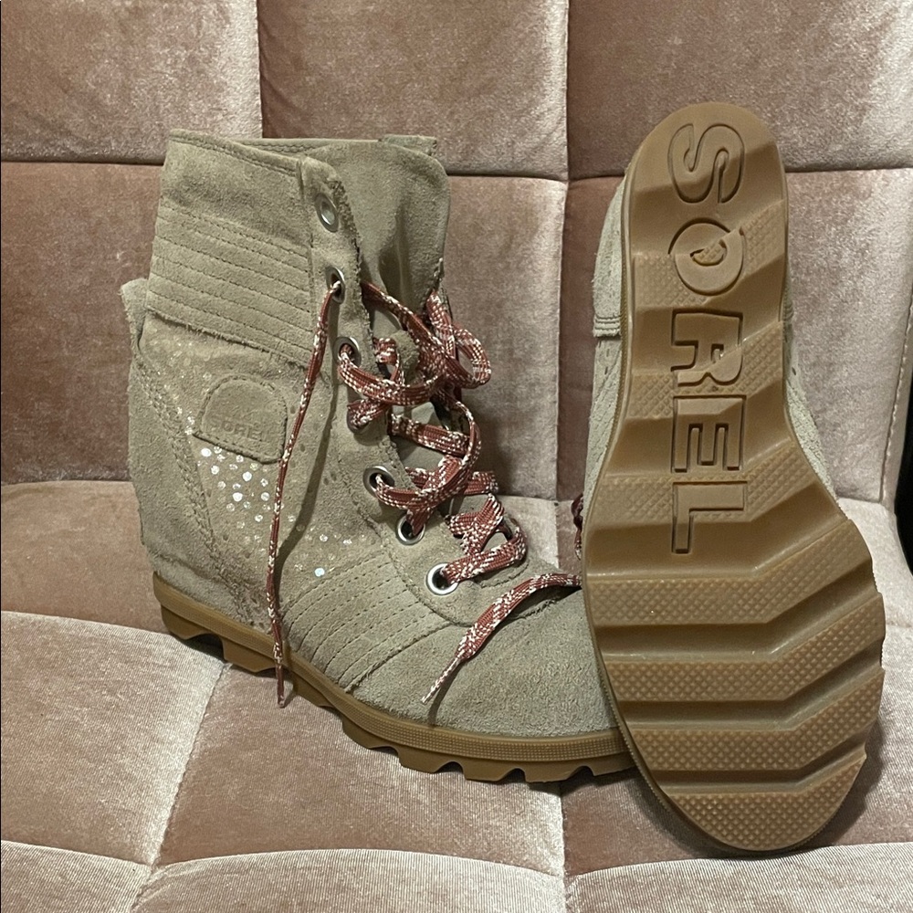 Sorel Women's Tan Combat Boots with Patterned Red Laces - Picture 2 of 3
